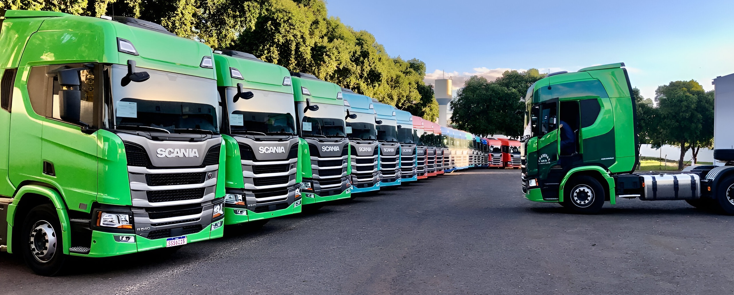 Caminhões da Transval em uma estrada ao pôr do sol